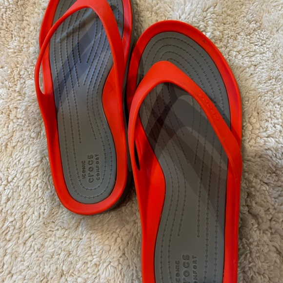 Crocs flip flops women’s size 11  bright orange/coral. Great preowned condition. - Picture 6 of 6